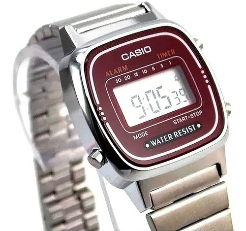 Imagen 8 de 9 de Reloj de pulsera Casio Youth LA670 de cuerpo color plateado, digital, para mujer, fondo bordó, con correa de acero inoxidable color plateado, dial negro, minutero/segundero negro, bisel color plateado y hebilla de gancho