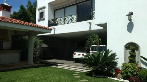 Excelente Casa En Zona Dorada De Cuernavaca, Espacios Amplios Y Acabados De Lujo.