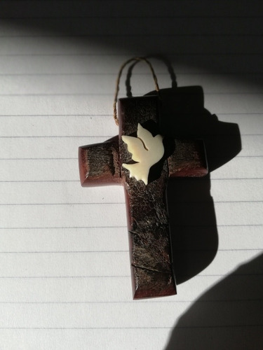 Cruz De Madera. Con Paloma Símil Nácar. Usada. Colgante (Usado)