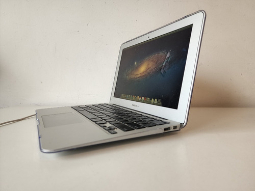 Imagen 7 de 10 de Macbook Air 11 2011 Intel I5, 2 Gb Y 60gb Ssd + Funda - Leer