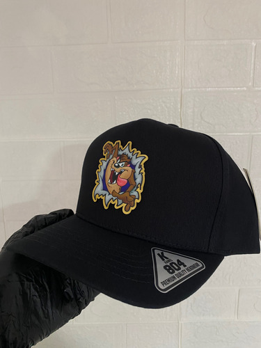 Gorra Demonio De Tasmania Placa A Color Kamel 804 Negro Ajustable