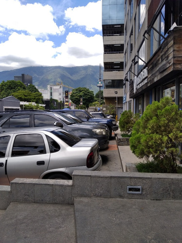 En Alquiler Oficina En Las Mercedes De 136m2