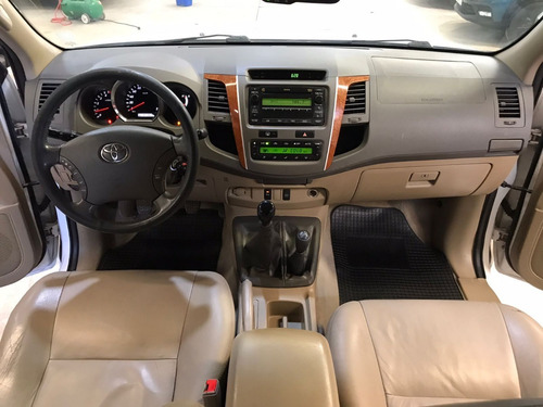 Imagen 7 de 8 de Toyota Hilux Sw4 Srv Cuero 7a 3.0 2011