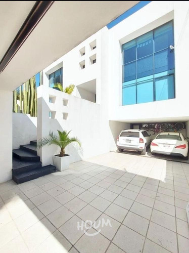 Casa En Insurgentes Cuicuilco, Coyoacán Con 3 Recámaras, 414 M², Id: 153426