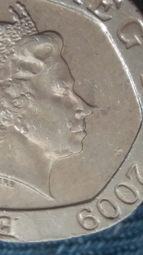 2009 Twenty Pence Error Die Chip Doubled Die Reyna Pinocho. (Usado)