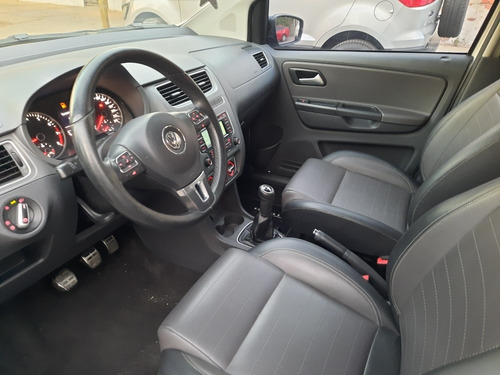 Imagen 14 de 18 de Volkswagen Suran 2014 1.6 Highline 101cv Cuero