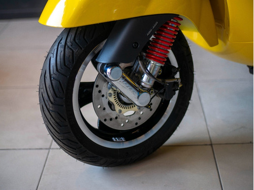 Imagen 13 de 25 de Vespa Gts Super 300 Amarilla Reserva Ya