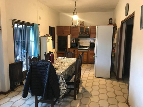 Casa En Banfield O. Con Parque! Acepta Permuta!