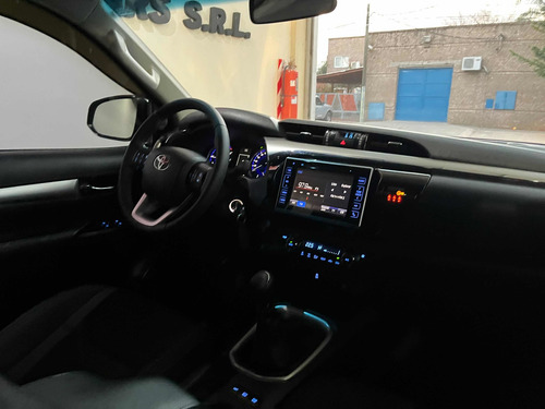 Imagen 7 de 11 de Toyota Hilux 2016 2.8 Cd Srv 177cv 4x2