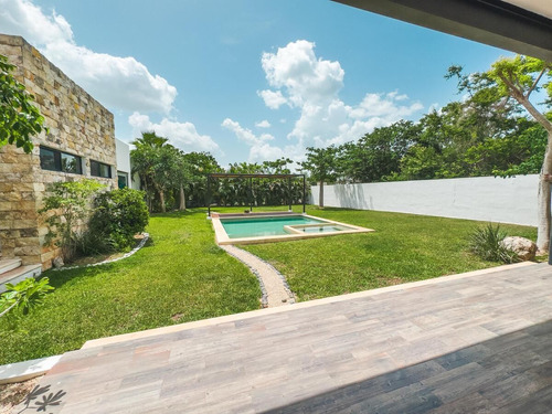Casa En Venta En Privada Hacienda Cholul Con Amplio Terreno Y Paneles Solares
