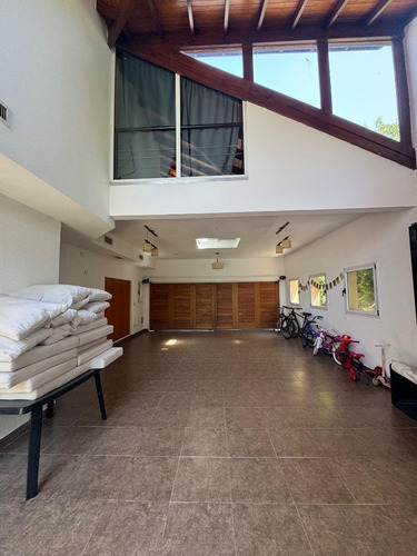 Casa En Alquiler - Moderna C/ Quincho, Pileta, Jardín Y Cochera Para 4 Autos - Campos De Alvarez