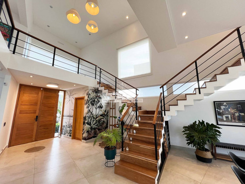 Increible Casa En Venta -vista A La Laguna Y Golf -el Canton