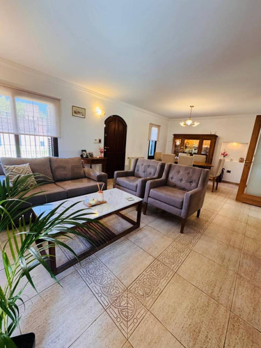 Casa De 5 Dormitorios En Excelente Zona De City Bell