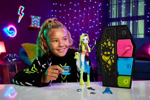 Monster High Muñeca Skulltimates Secrets Sustos Neón Frankie