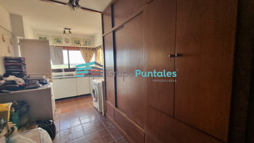 Excelente Piso Con 4 Dormitorios En Pleno Centro De Monte Grande Con Vista Abierta A La Plaza