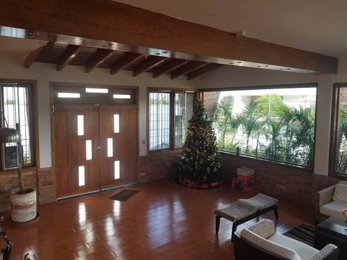 Venta De Excelente Casa Ubicada En Colinas De Carrizal Los Teques Yc
