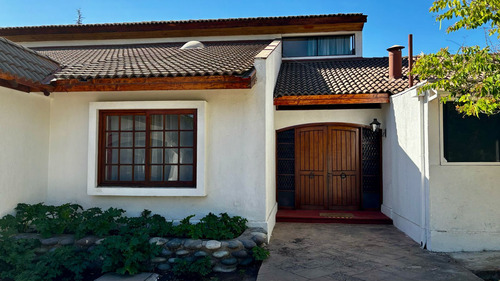 Venta De Espectacular Propiedad En Pirque. Gran Casona, Ubic
