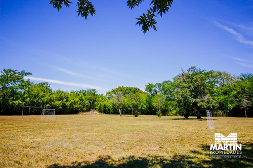 Chacra En Capilla Del Señor. Casa De Campo Y Casa De Huéspedes. Lote 17.745 M2. Pileta Y Bosquecito.