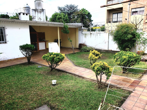 Alquiler Casa 4 Ambientes/ Jardin-parrilla Cubierta,cochera.