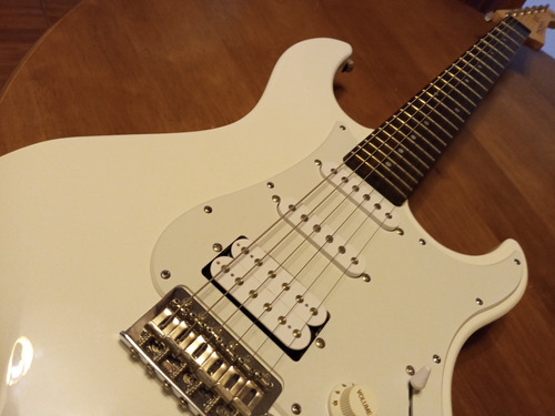 Guitarra Yamaha Pac012. 