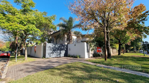 Imagen 4 de 30 de Casa Chalet Con Pileta En Venta - Las Lomas-golf, San Isidro
