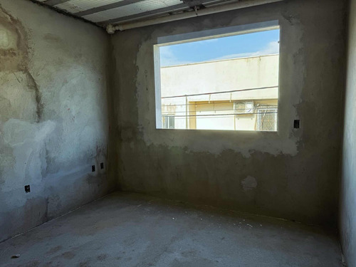 Excelente Sobrado Triplex No Centro De Balneário Camboriú Próximo À Praia Central. Viabilidade Comercial E Residencial. Fase Final De Acabamento. Negocia Entrada E Parcelamento. Venha Visitar.