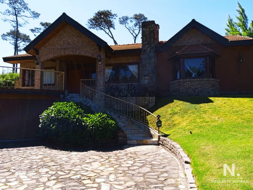 Vende Casa De 4 Dormitorios En Pinares, Cerca Del Mar. Punta Del Este 