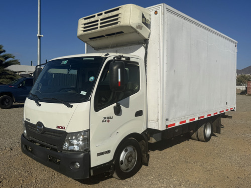 2017 Camión Hino Xzu 6.5 Con Furgón Frigorífico De Congelado