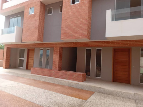 Imagen 2 de 14 de Townhouse En Villas Pie Monte En Obra Gris Mañongo