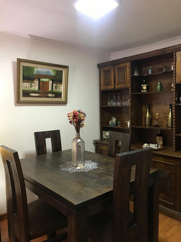 Casa Muy Bonita, Sector Tranquilo, Locomoción A 2 Cuadras.