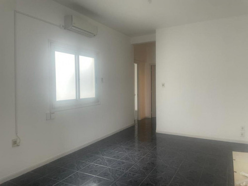 Imagen 2 de 14 de Venta - Apartamento 2 Dormitorios, Con Balcón Al Frente, En Barrio Sur.