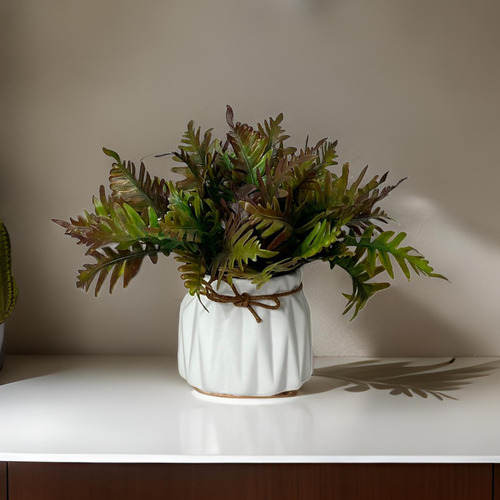 Planta Artificial Com Vaso Lapidado Branco De Cerâmica