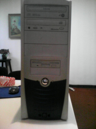 Imagen 2 de 3 de Vendemos Computadora Pentium Iv Blanca Tarjeta Madre Roja