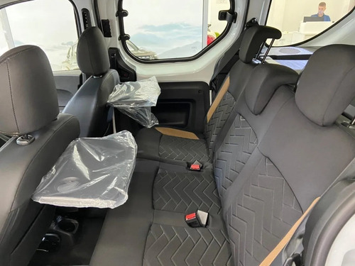 Imagen 5 de 18 de Kangoo Stepway 1.6 5a 2023 Permuto Urgente (nir)