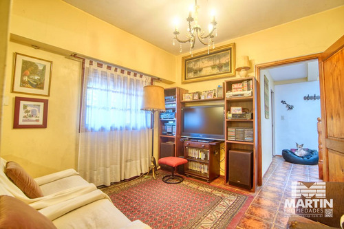 Casa 6 Ambientes, Suite, Escritorio, Cochera, Jardín Con Pileta Y Terraza.