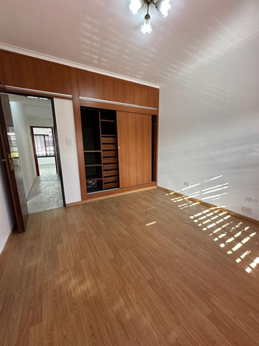 Casa Amplia En Zona Parque San Martín, Con Lugar Para Estudio, Local..