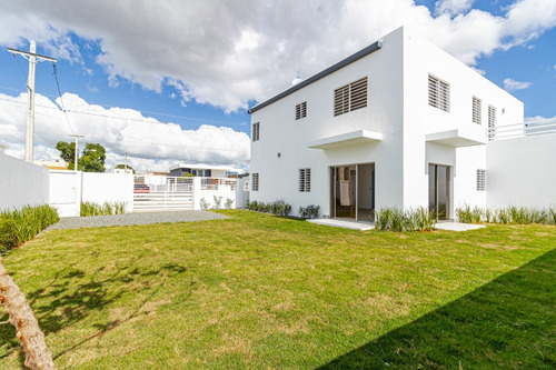 Casa En Venta Con Cocina De Lujo Y Espaciosa En La Romana.