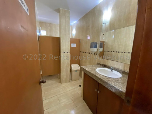 Edificio Comercial A La Venta En Playa Grande.locales,deposito,oficinas, Estacionamiento. 23-16262gm