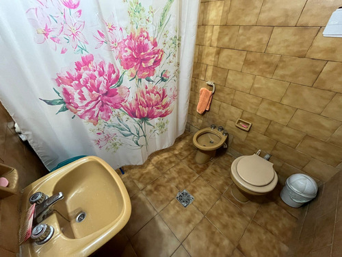 Venta Casa De 2 Dormitorios Con Garage Doble En Barrio Sarmiento