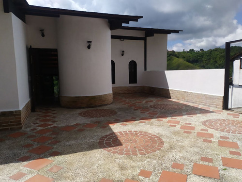 Casa En Venta De Tres Niveles En La Urb Los Montes Verdes Los Teques