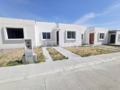 Casa En Venta En Los Chabacanos, San Juan Del Río, Querétaro.