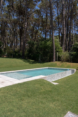 Casa En Punta Del Este. Venta Y/o Alquiler