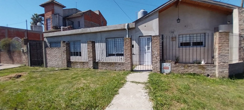 Casa En Venta  4 Amb Garage, Patio Longchamps Este