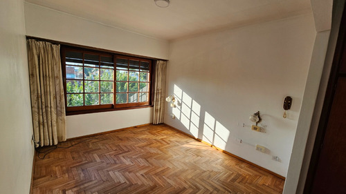 En Venta Chalet De 4 Ambientes Con Dependencia . Barrio San Carlos.