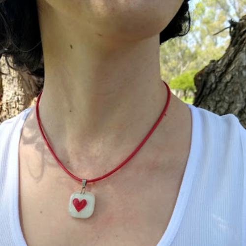 Imagen 2 de 4 de Collar Chico De Vidrio Y Caucho Corazón Rojo