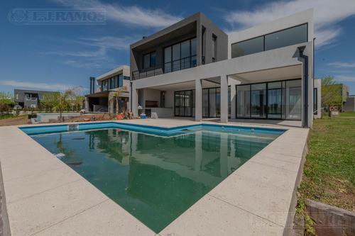 Casa Al Lago En Venta En El Barrio Acacias, Puertos / Escobar