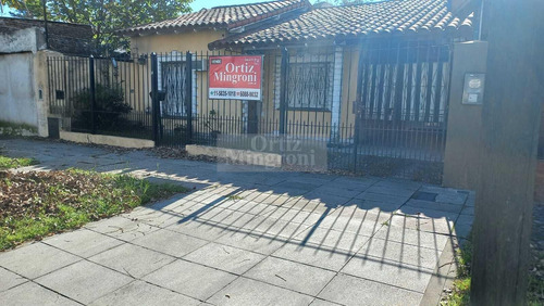 Casa  En Venta Ubicado En Lomas De Zamora,  G.b.a. Zona Sur