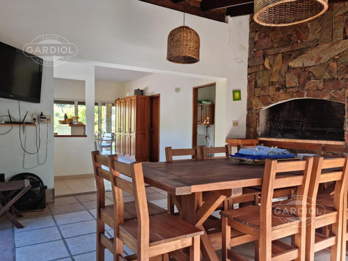 Casa 4 Dormitorios Con Piscina Sobre Ruta 10 ,interbalnearia Solanas.