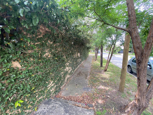 Casa En Una Sola Planta A Metros De Acceso Oeste.