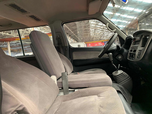 Imagen 7 de 12 de Nissan Urvan Pasajeros Std 5 Vel Ac 2012